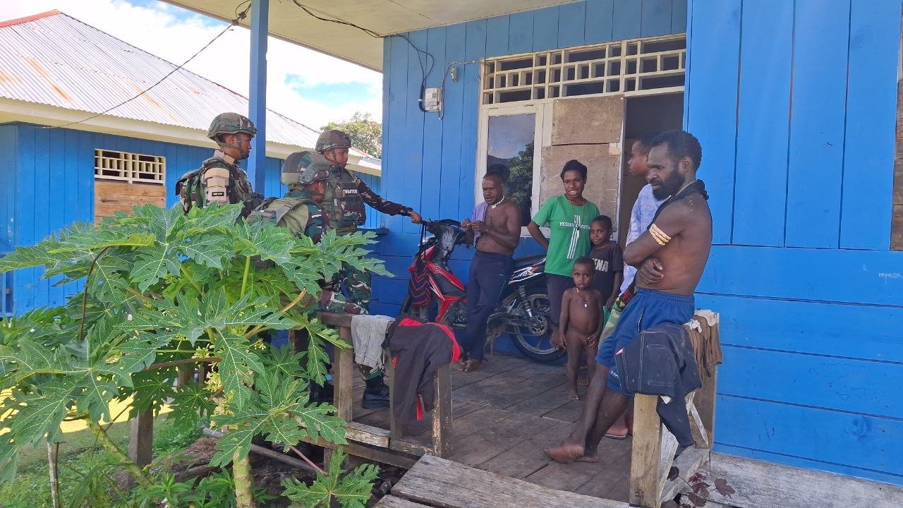 Prajurit Satgas Yonif 521/DY sedang berdialog akrab dengan warga di depan rumah dalam kegiatan Komsos di Distrik Kobakma. - thewasedsnews.com