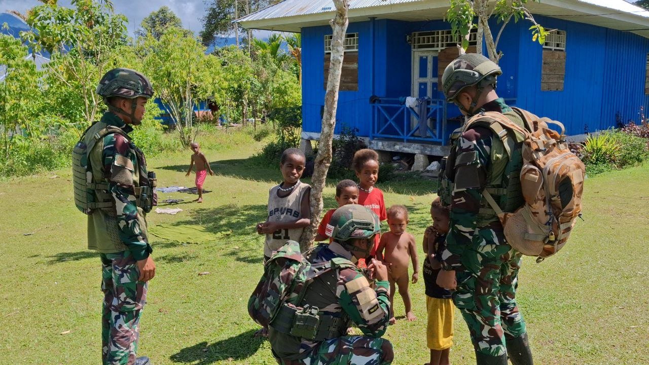 Prajurit Satgas Yonif 521/DY sedang berdialog akrab dengan warga di depan rumah dalam kegiatan Komsos di Distrik Kobakma. - thewasedanews.com