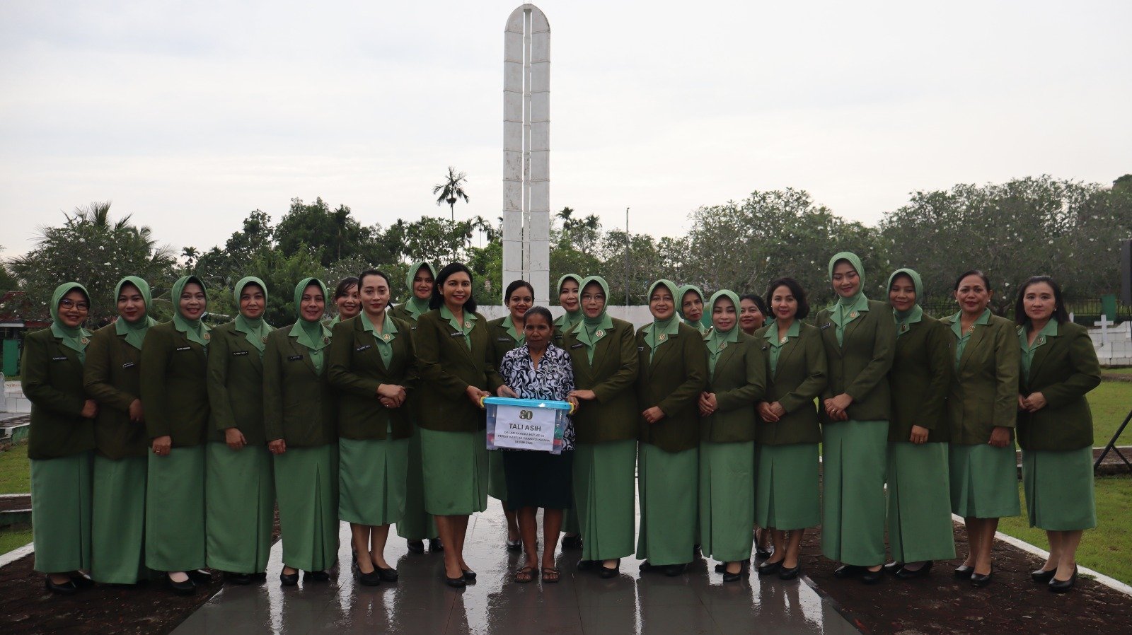 Ketua Persit KCK Daerah XVIII/Kasuari Ny. Mevi Christian Tehuteru saat meletakkan karangan bunga di TMP Trikora Manokwari. - thewasesanews.com