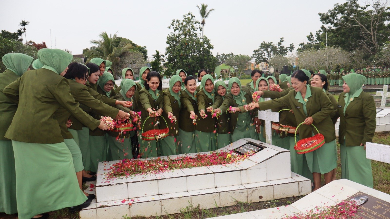 Ketua Persit KCK Daerah XVIII/Kasuari Ny. Mevi Christian Tehuteru saat meletakkan karangan bunga di TMP Trikora Manokwari. - thewasesanews.com