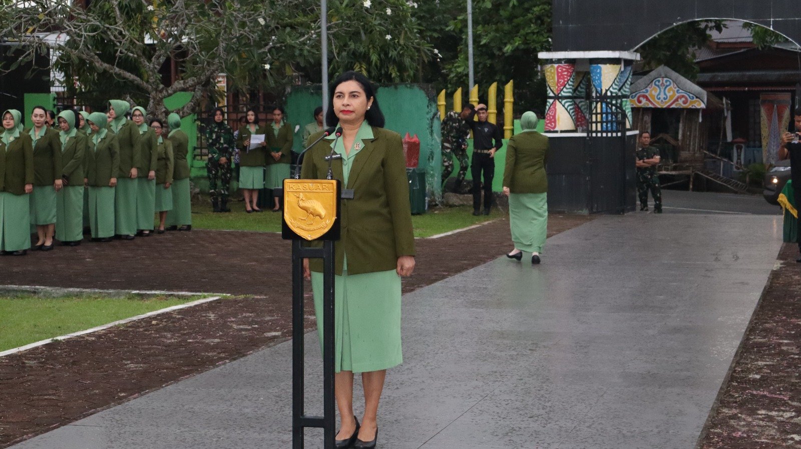 Ketua Persit KCK Daerah XVIII/Kasuari Ny. Mevi Christian Tehuteru saat meletakkan karangan bunga di TMP Trikora Manokwari. - thewasesanews.com