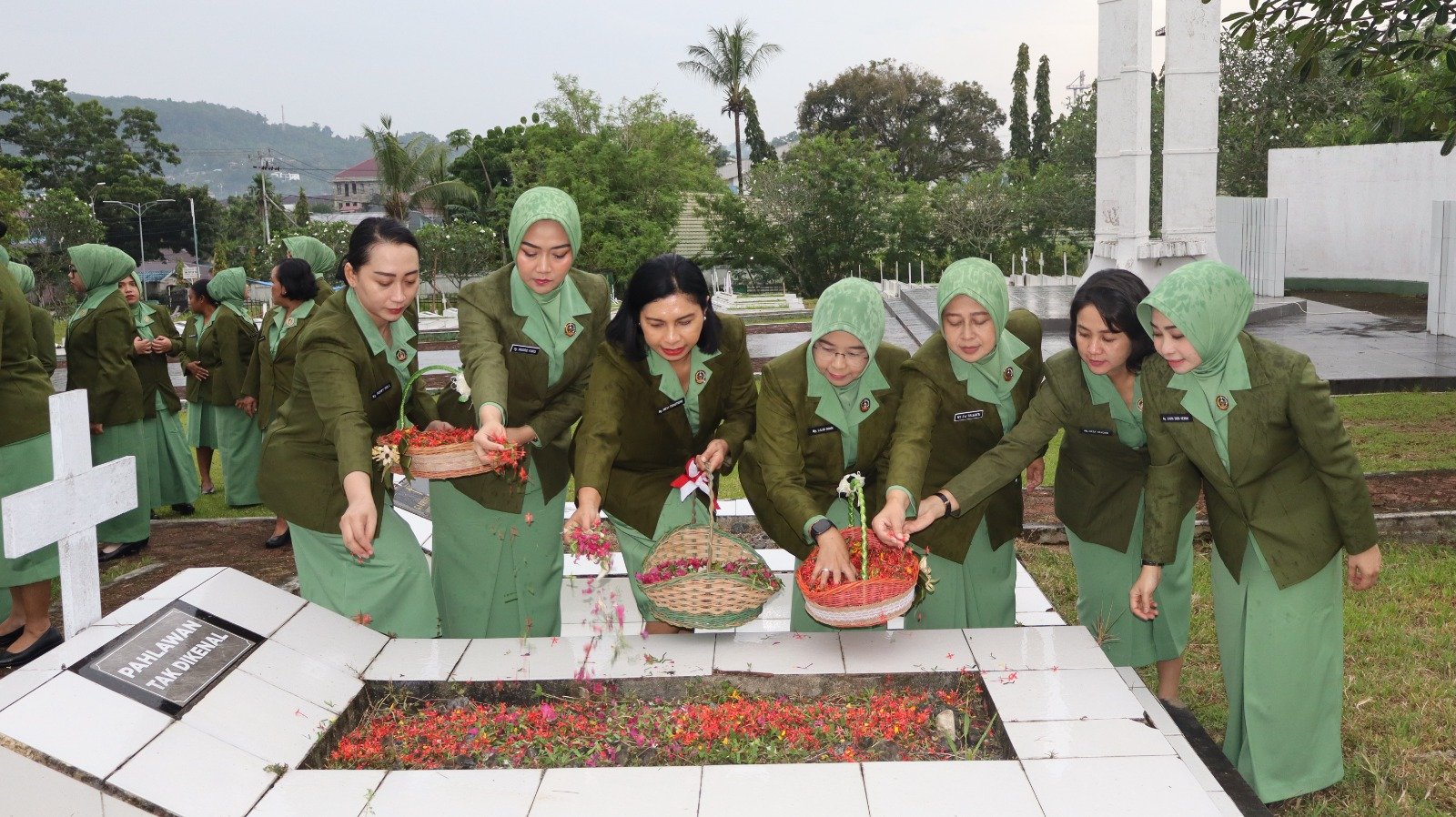 Ketua Persit KCK Daerah XVIII/Kasuari Ny. Mevi Christian Tehuteru saat meletakkan karangan bunga di TMP Trikora Manokwari. - thewasesanews.com