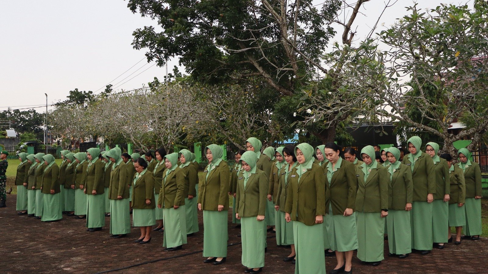 Ketua Persit KCK Daerah XVIII/Kasuari Ny. Mevi Christian Tehuteru saat meletakkan karangan bunga di TMP Trikora Manokwari. - thewasesanews.com