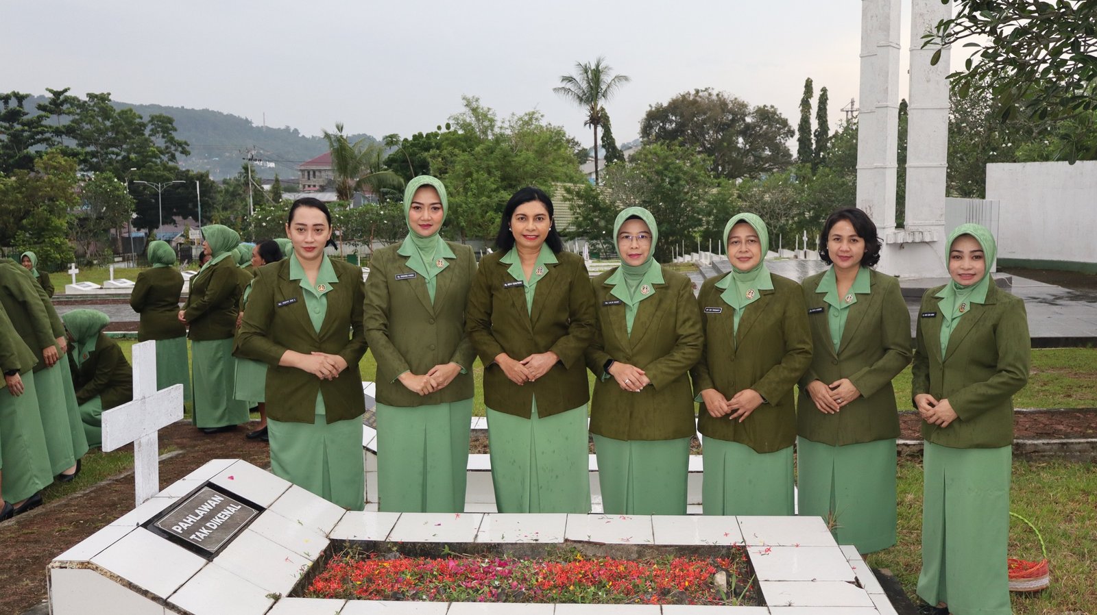 Ketua Persit KCK Daerah XVIII/Kasuari Ny. Mevi Christian Tehuteru saat meletakkan karangan bunga di TMP Trikora Manokwari. - thewasesanews.com