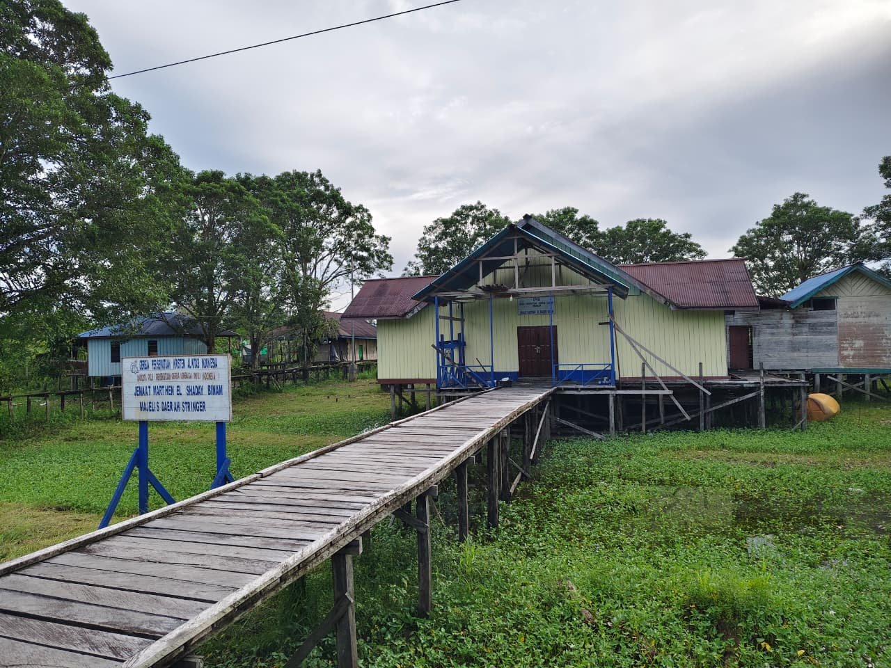 Personel Satgas Yonif 123/Rajawali bersama warga Kampung Binam saat mengecat dan membersihkan gereja di Distrik Suator, Asmat. - thewasesaness.com