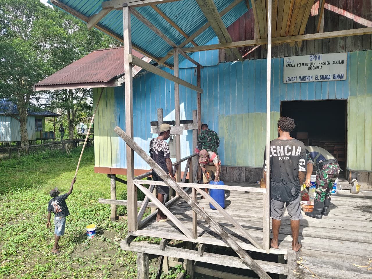 Personel Satgas Yonif 123/Rajawali bersama warga Kampung Binam saat mengecat dan membersihkan gereja di Distrik Suator, Asmat. - thewasesanews.com