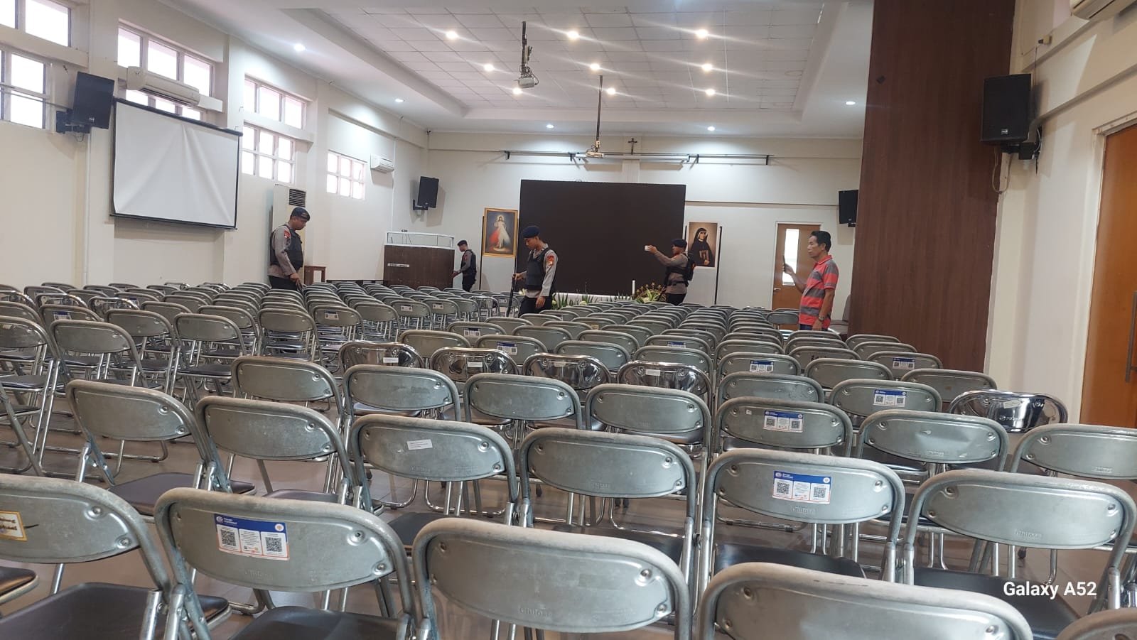 Tim Jihandak Brimob bersama personel Polres Metro Tangerang Kota melakukan penyisiran di area Altar Gereja Santo Agustinus. - thewasesanews.com
