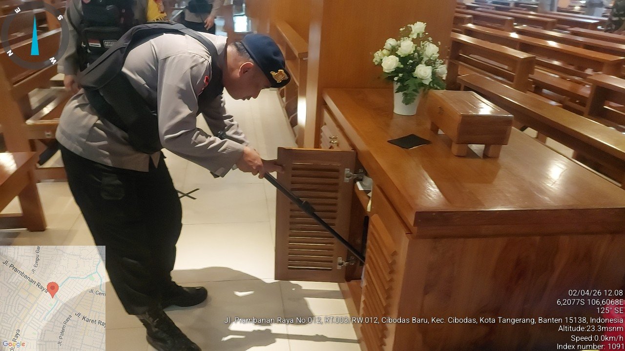 Tim Jihandak Brimob bersama personel Polres Metro Tangerang Kota melakukan penyisiran di area Altar Gereja Santo Agustinus. - thewasesanews.com