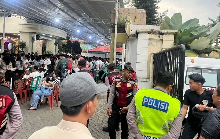 Kapolresta Tangerang Kombes Pol Baktiar Joko Mujiono saat melakukan pengecekan kesiapan personel pengamanan di Gereja Bersama Citra Raya. - thewasesanews.com