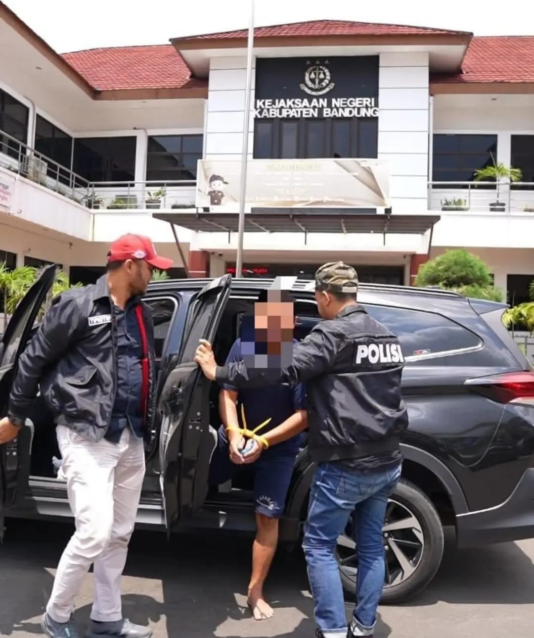 Penyidik Unit II Tipidter Satreskrim Polresta Bandung saat menyerahkan tersangka AS dan barang bukti BBM subsidi kepada Jaksa di Kejari Kabupaten Bandung. - thewasesanews.com