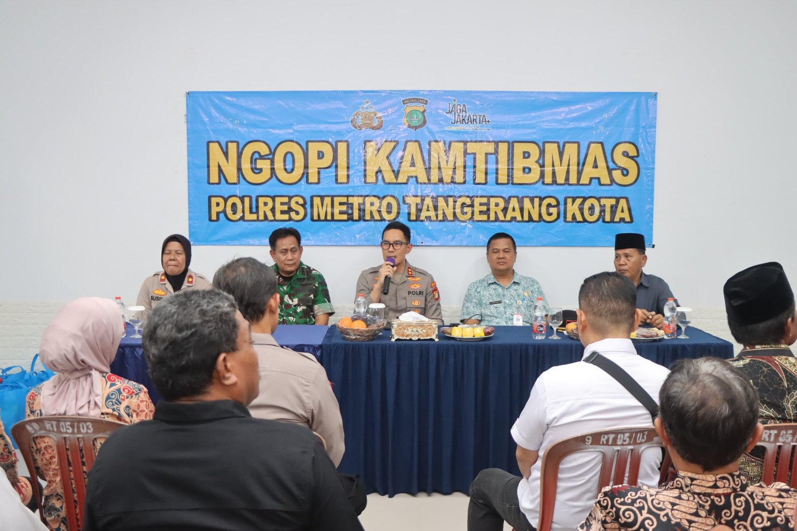 Wakapolres Metro Tangerang Kota AKBP Eko Bagus Riyadi saat berdialog hangat dengan warga RW 03 Pondok Bahar dalam acara Ngopi Kamtibmas. - thewasesanews.com
