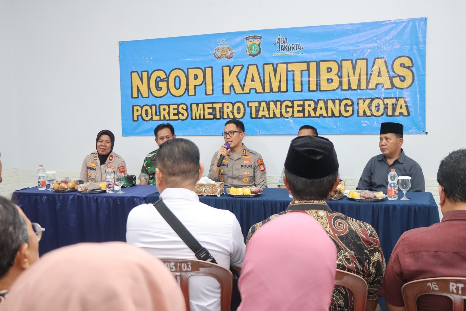 Wakapolres Metro Tangerang Kota AKBP Eko Bagus Riyadi saat berdialog hangat dengan warga RW 03 Pondok Bahar dalam acara Ngopi Kamtibmas. - thewasesanews.com