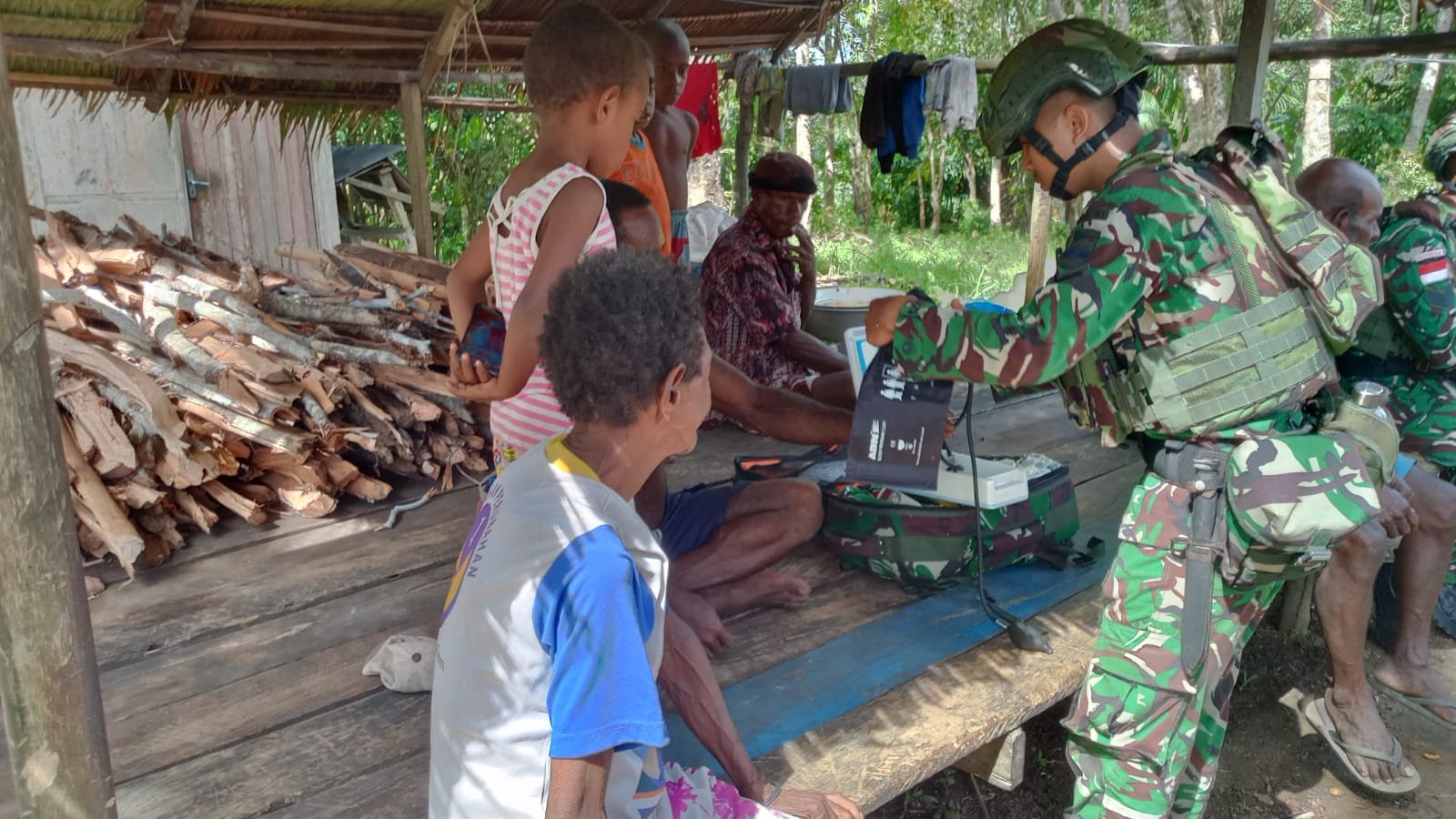 Personel Satgas Yonif 123/Rajawali saat melintasi medan rawa dan hutan dalam patroli keamanan di Distrik Obaa, Papua Selatan. - thewasesanews.com