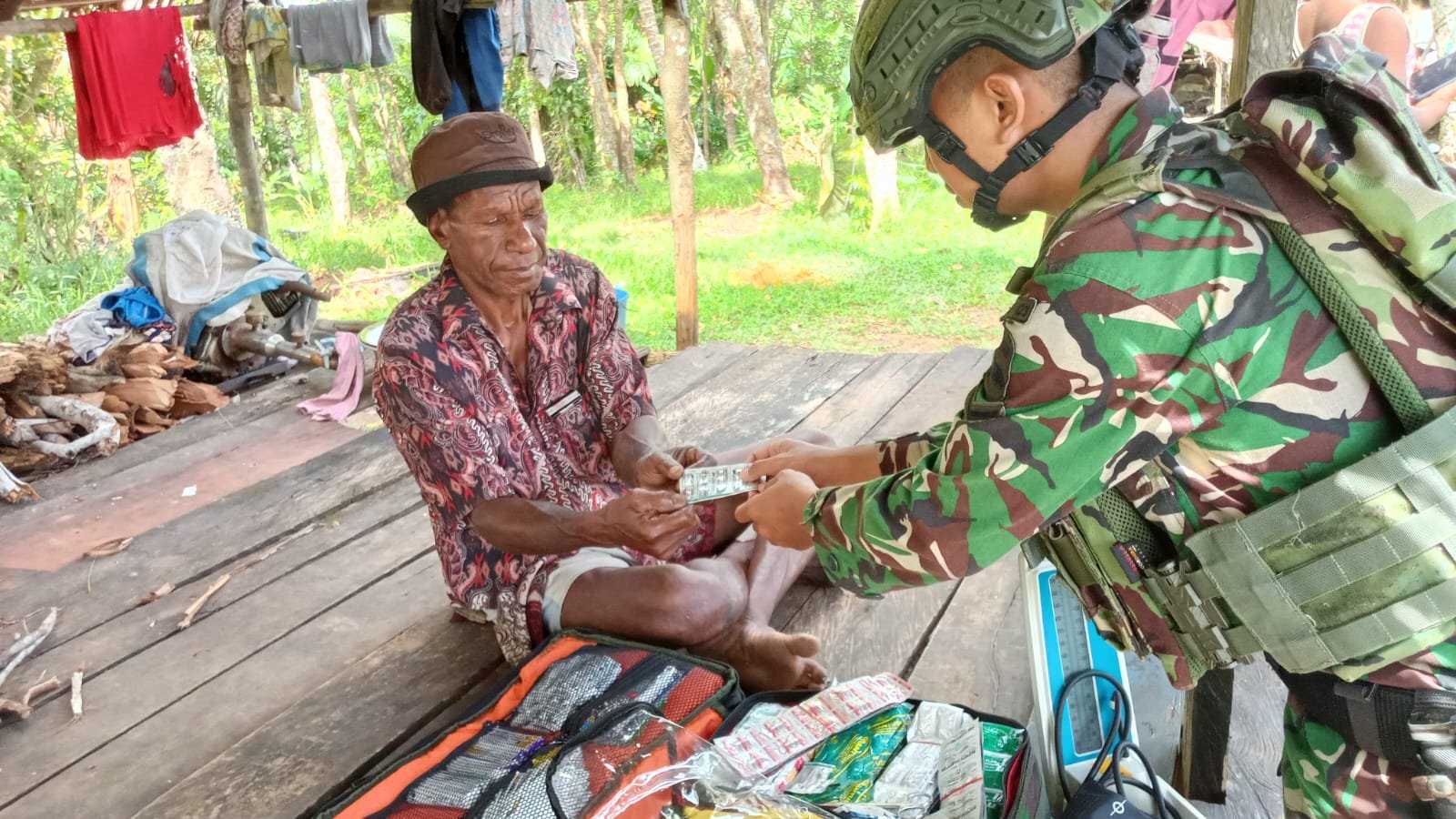 Personel Satgas Yonif 123/Rajawali saat melintasi medan rawa dan hutan dalam patroli keamanan di Distrik Obaa, Papua Selatan. - thewasesanews.com