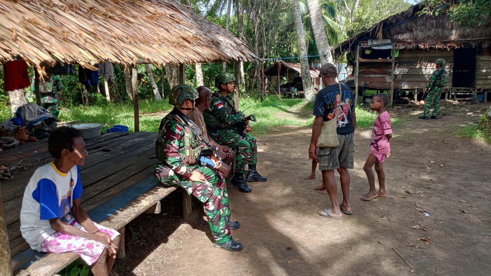 Personel Satgas Yonif 123/Rajawali saat melintasi medan rawa dan hutan dalam patroli keamanan di Distrik Obaa, Papua Selatan. - thewasesanews.com