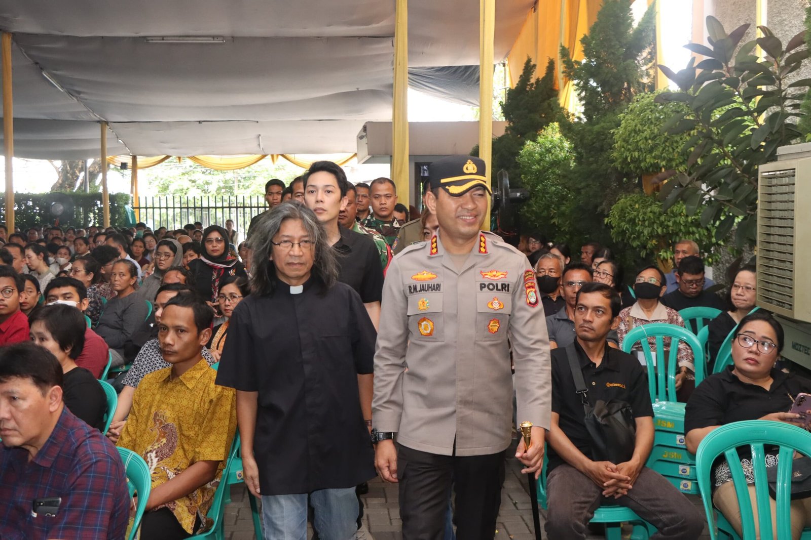 Kapolres Metro Tangerang Kota Kombes Pol. Dr. Raden Muhammad Jauhari saat mengecek kesiapan personel pengamanan di Gereja Katolik Hati Santa Perawan Maria Tak Bernoda. - thewasesanews.com