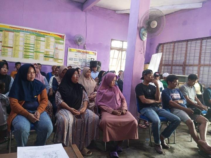 Suasana mediasi antara personel Polsek Pakuhaji, warga Desa Kramat, dan pengelola sampah WD pasca aksi pembakaran di lokasi ilegal. - thewasesanews.com