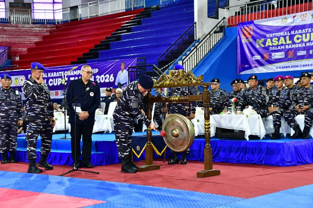 Wakasal Laksdya TNI Edwin saat membuka Kejuaraan Nasional Karate Kasal Cup V Tahun 2026 di GOR Ciracas Jakarta Timur. - thewasesanews.com