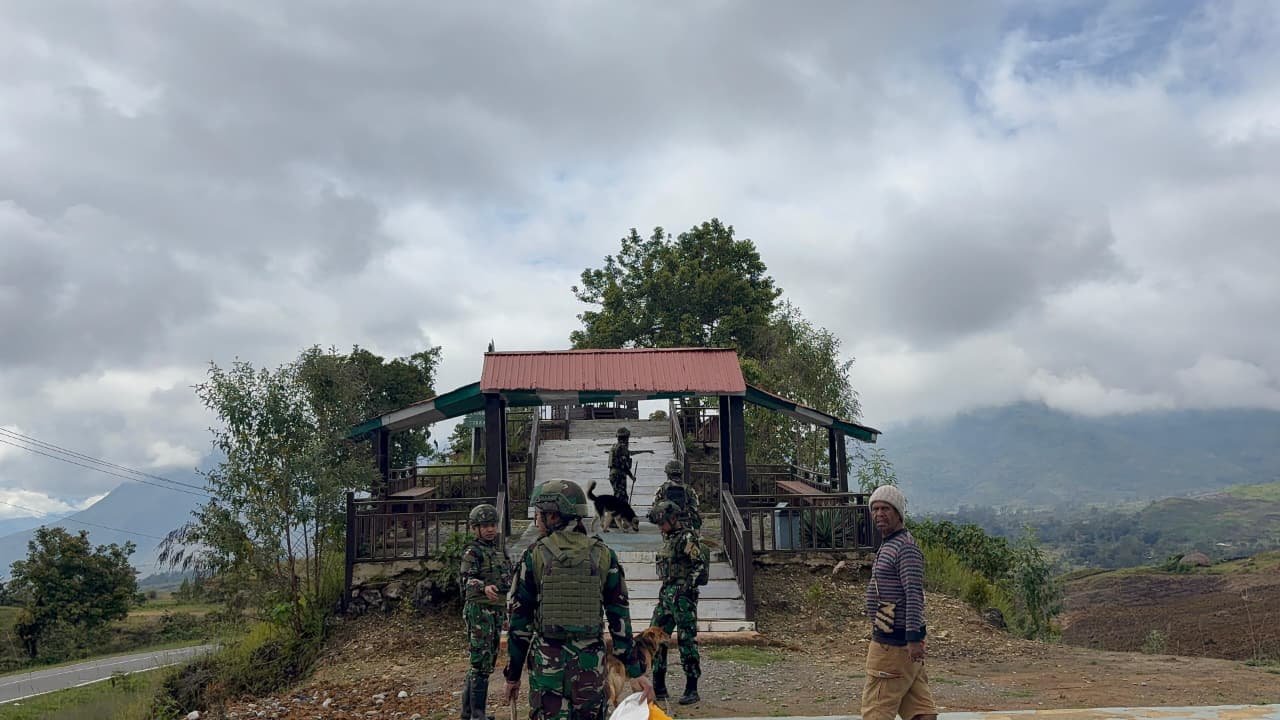  Personel Satgas Yonif 521/DY bahu-membahu bersama warga Distrik Napua membersihkan sampah di kawasan objek wisata Papua Pegunungan. - thewasesanews.com