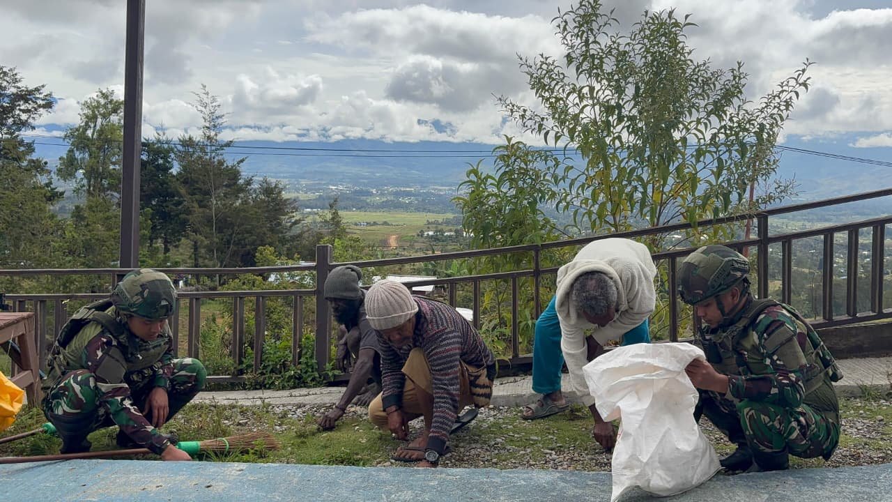 Personel Satgas Yonif 521/DY bahu-membahu bersama warga Distrik Napua membersihkan sampah di kawasan objek wisata Papua Pegunungan. - thewasedanews.com