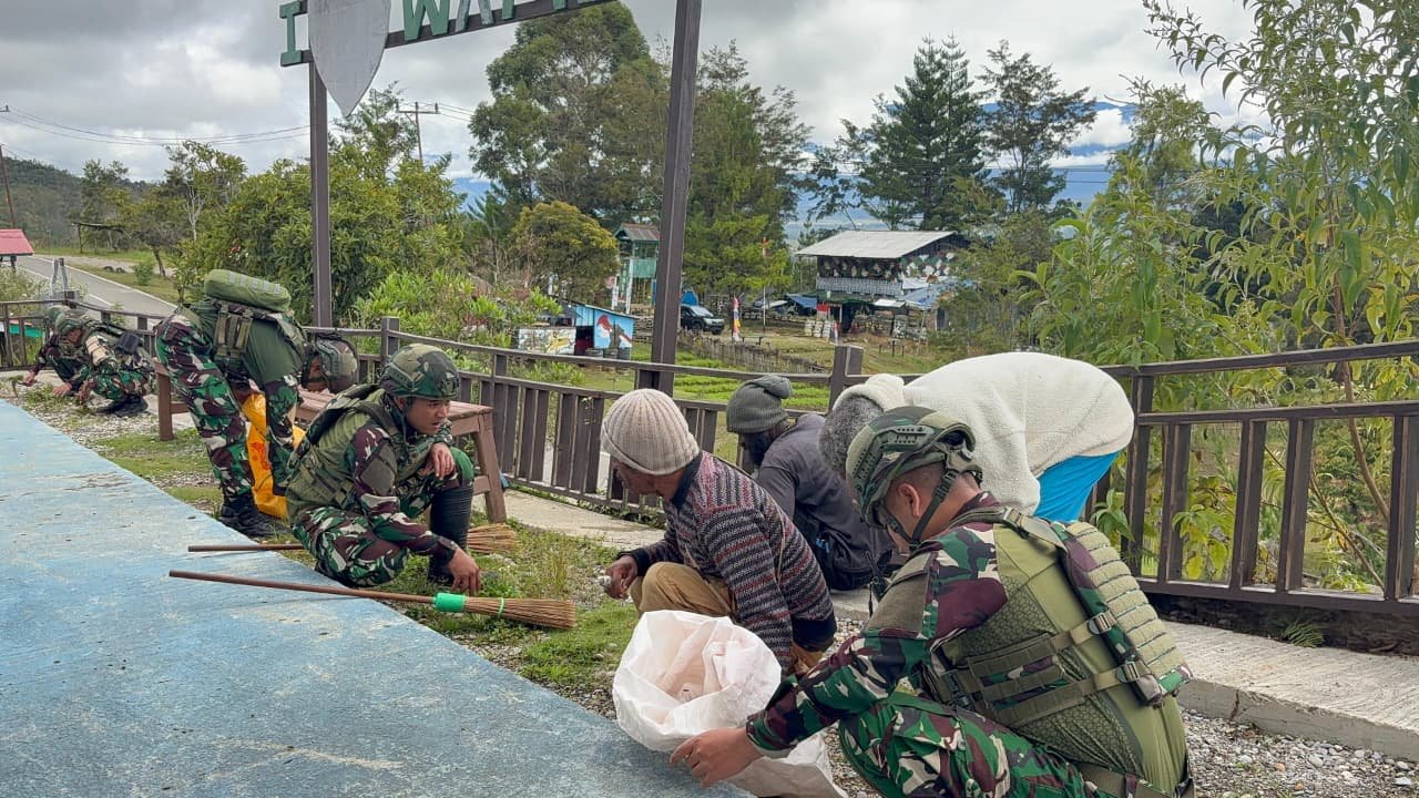 Personel Satgas Yonif 521/DY bahu-membahu bersama warga Distrik Napua membersihkan sampah di kawasan objek wisata Papua Pegunungan. - thewasesaness.com