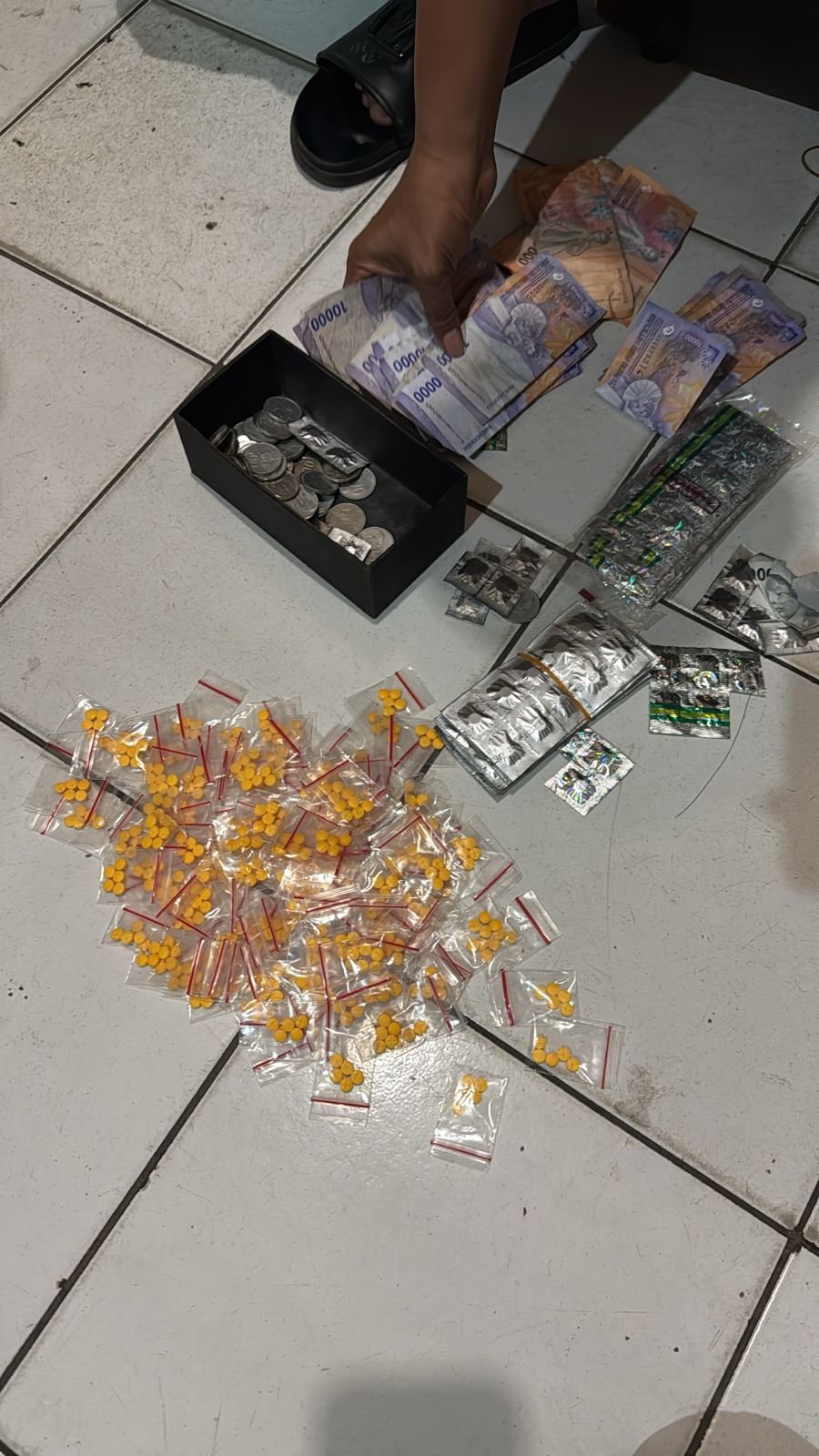 Personel Satresnarkoba Polres Metro Tangerang Kota saat mengamankan tersangka M dan NS beserta ribuan butir obat keras ilegal jenis Tramadol dan Hexymer.- thewasesanees.com