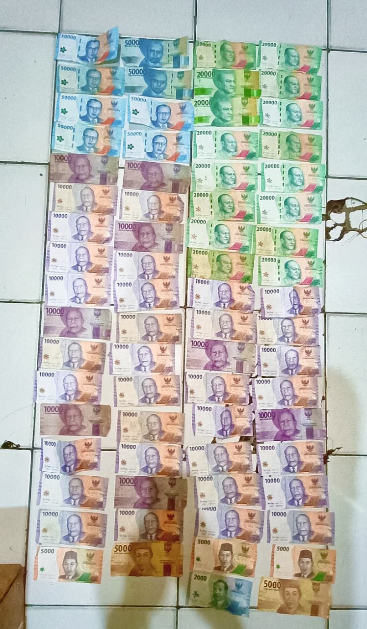 Personel Satresnarkoba Polres Metro Tangerang Kota saat mengamankan tersangka M dan NS beserta ribuan butir obat keras ilegal jenis Tramadol dan Hexymer. - thewasedanews.com