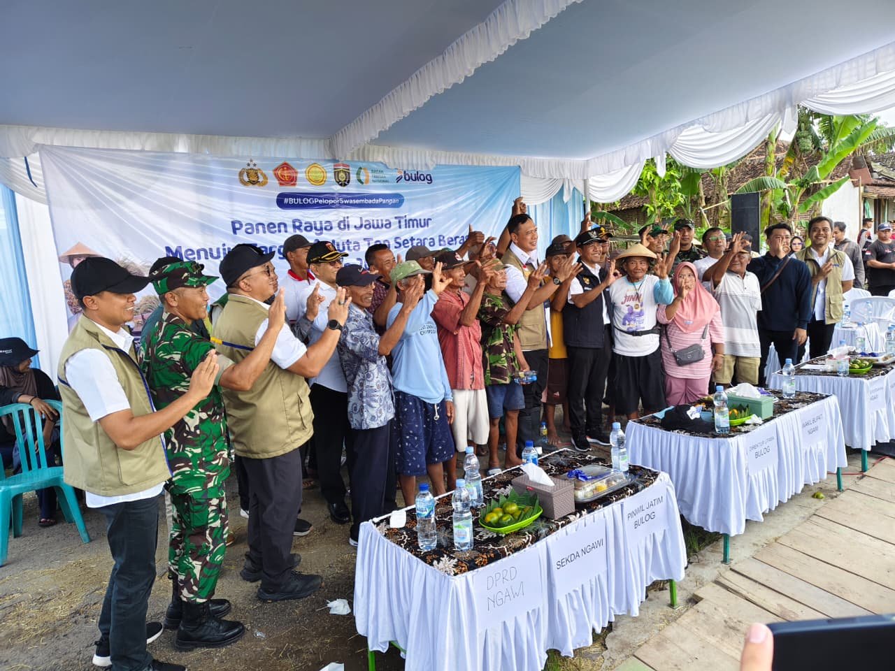 Direktur Utama Perum BULOG Ahmad Rizal Ramdhani bersama petani di Desa Baderan, Ngawi, saat melakukan panen raya padi musim tanam pertama 2026. - thewasesanews.com