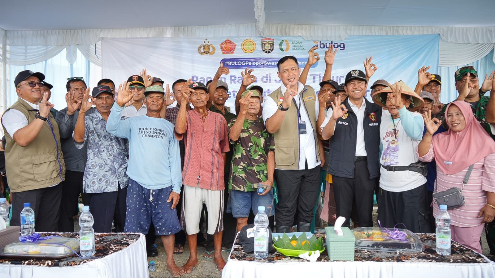 Direktur Utama Perum BULOG Ahmad Rizal Ramdhani bersama petani di Desa Baderan, Ngawi, saat melakukan panen raya padi musim tanam pertama 2026. - thewasesanews.com