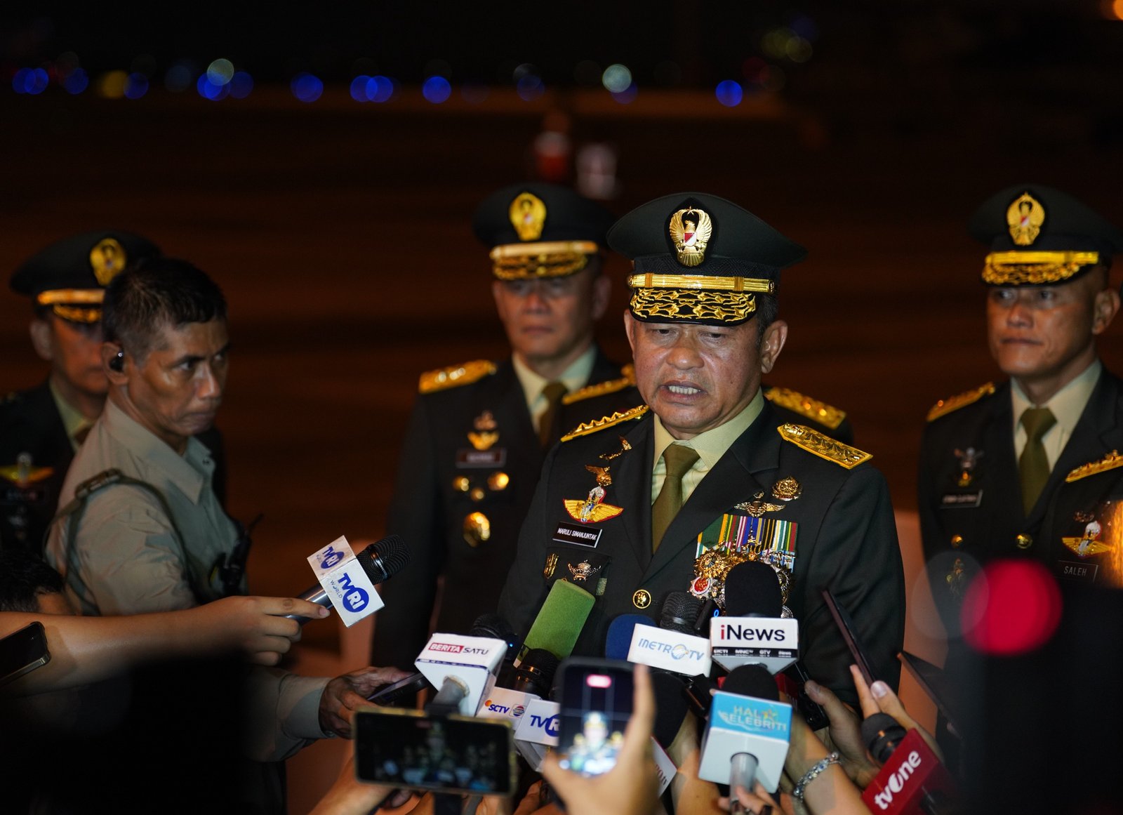 Kasad Jenderal TNI Maruli Simanjuntak memberikan penghormatan terakhir di depan peti jenazah tiga prajurit TNI AD yang gugur dalam misi PBB UNIFIL. - thewasesanews.com