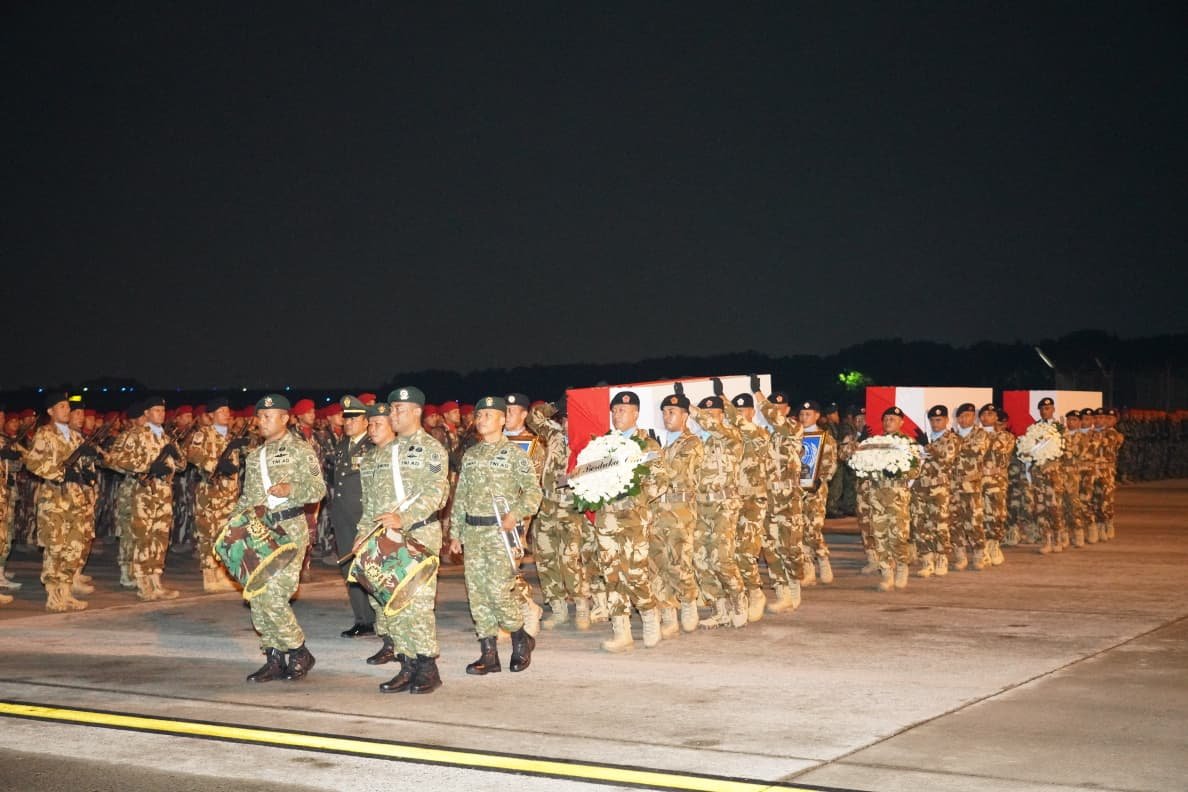 Kasad Jenderal TNI Maruli Simanjuntak memberikan penghormatan terakhir di depan peti jenazah tiga prajurit TNI AD yang gugur dalam misi PBB UNIFIL. -thewasesanews.com