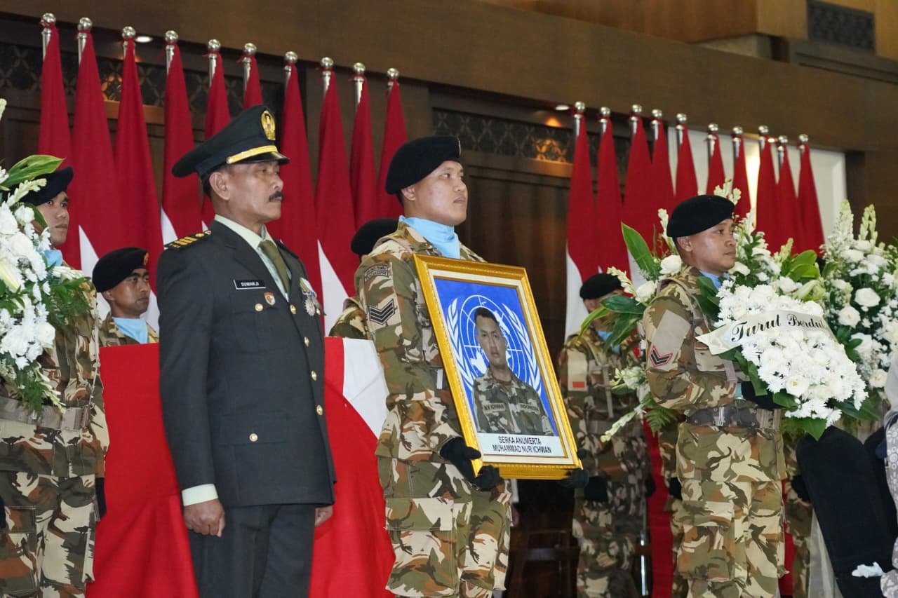 Kasad Jenderal TNI Maruli Simanjuntak memberikan penghormatan terakhir di depan peti jenazah tiga prajurit TNI AD yang gugur dalam misi PBB UNIFIL. - thewasesanews.com