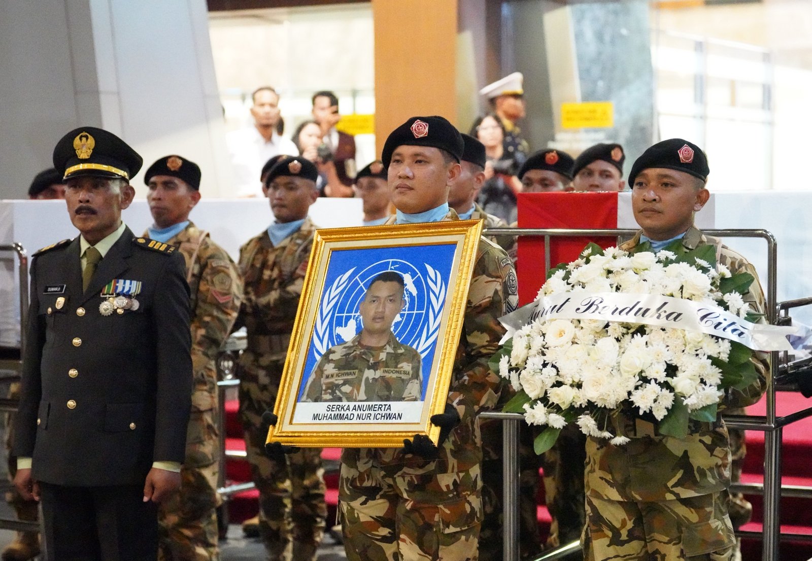 Kasad Jenderal TNI Maruli Simanjuntak memberikan penghormatan terakhir di depan peti jenazah tiga prajurit TNI AD yang gugur dalam misi PBB UNIFI. -thewasesanews.com