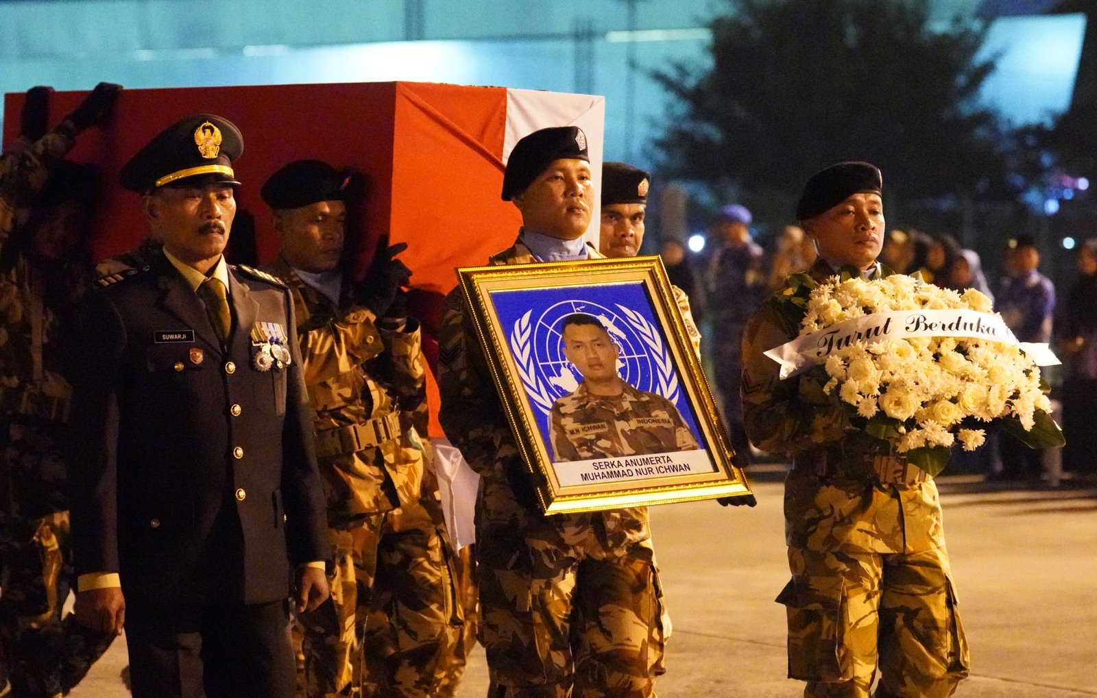 Kasad Jenderal TNI Maruli Simanjuntak memberikan penghormatan terakhir di depan peti jenazah tiga prajurit TNI AD yang gugur dalam misi PBB UNIFIL. - thewasesanews.com