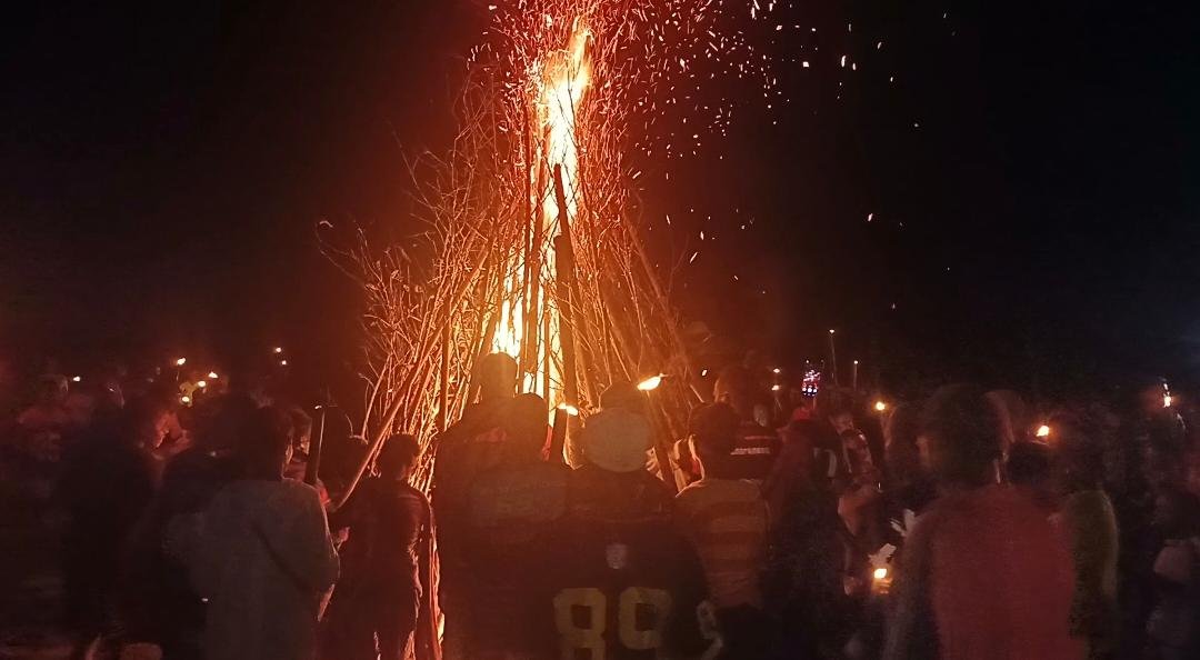 Kebersamaan personel Satgas Yonif 123/Rajawali Pos Kaibar bersama masyarakat Suku Asmat Darat saat menyalakan api unggun malam Paskah di pedalaman Papua. - thewasesanews.com