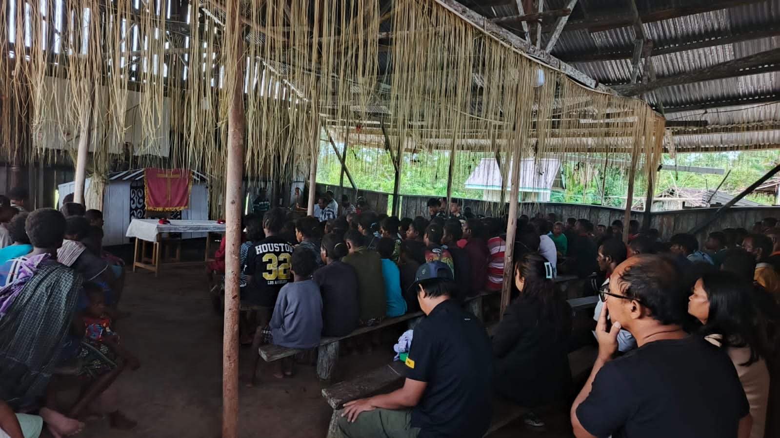 Kebersamaan personel Satgas Yonif 123/Rajawali Pos Kaibar bersama masyarakat Suku Asmat Darat saat menyalakan api unggun malam Paskah di pedalaman Papua. - thewasesanews.com
