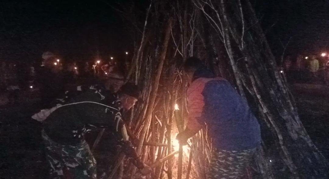 Kebersamaan personel Satgas Yonif 123/Rajawali Pos Kaibar bersama masyarakat Suku Asmat Darat saat menyalakan api unggun malam Paskah di pedalaman Papua. - thewasesanews.com