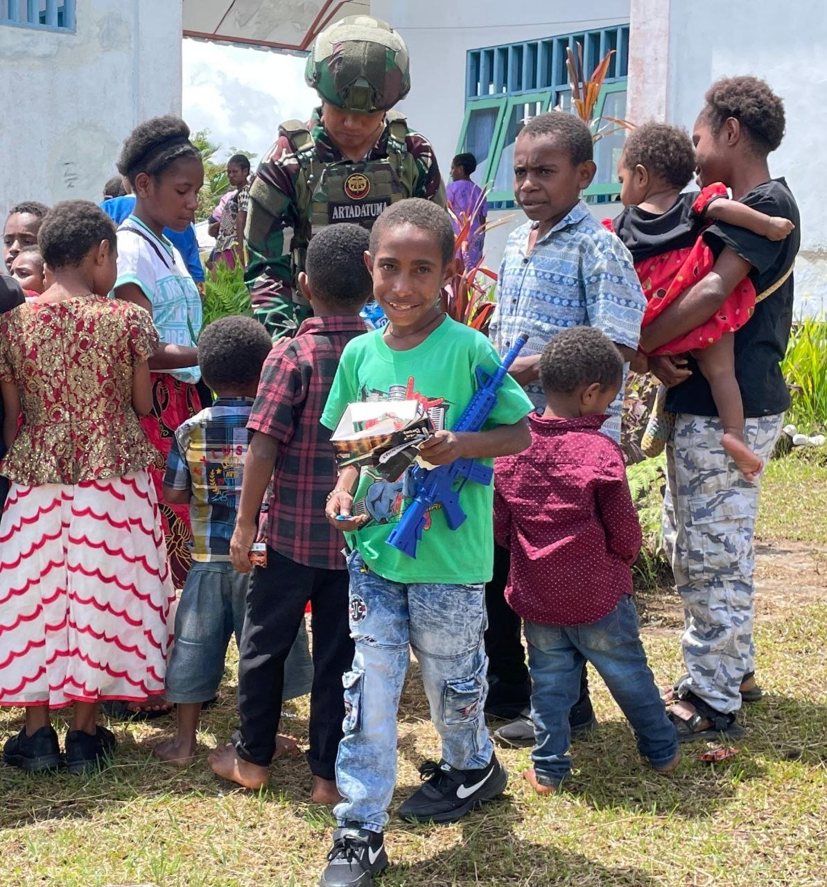 Prajurit Satgas Yonif 521/DY saat membagikan makanan ringan dan memberikan motivasi kepada anak-anak di Distrik Apalapsili, Kabupaten Yalimo. - thewasesanews.com