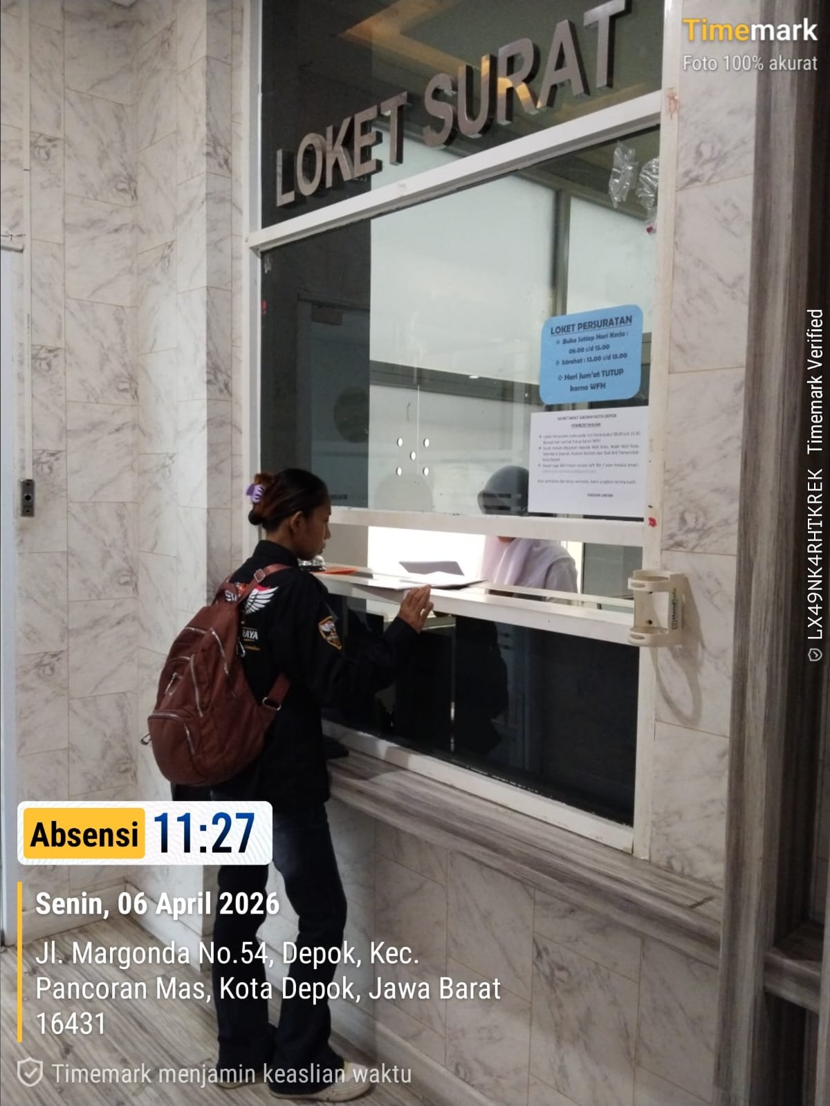 Lia Sekjend DPP LBH Hatiamu Raya saat menyerahkan surat somasi di kantor Walikota Depok. - Thesasesanews.com