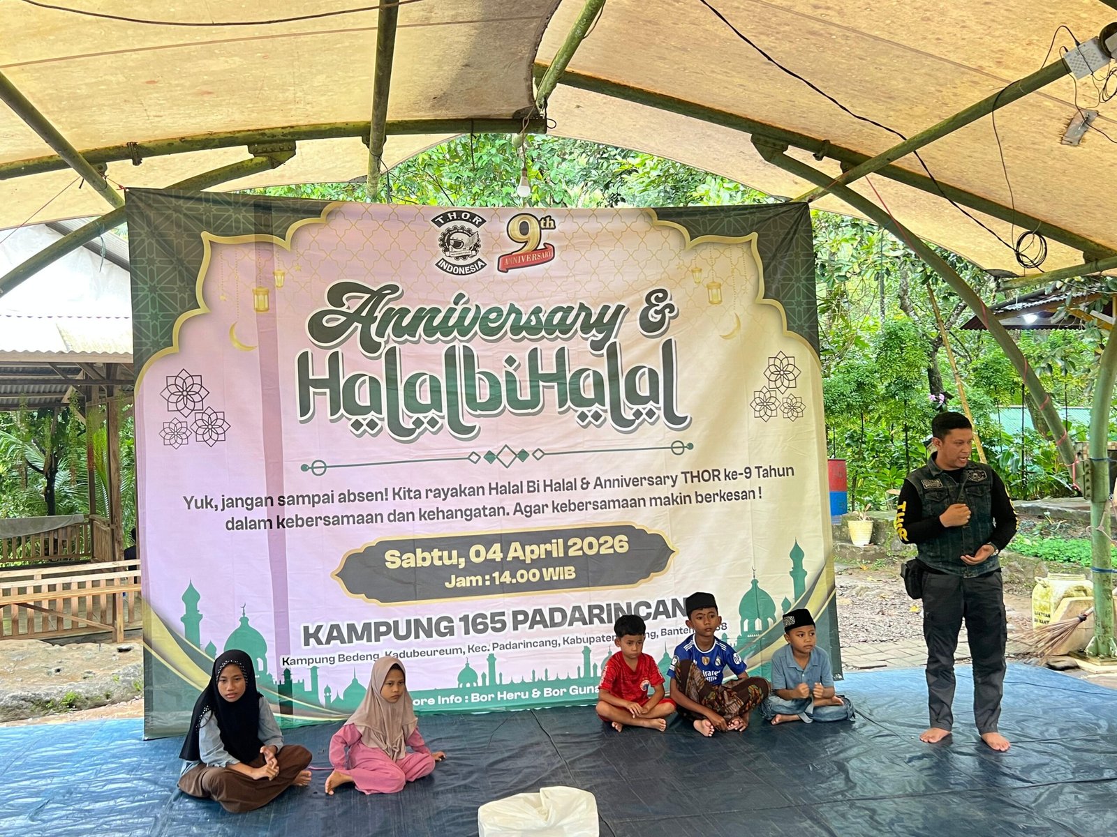 Seluruh anggota komunitas THOR JNE lintas chapter saat berfoto bersama anak-anak yatim dalam acara perayaan Anniversary ke-9 di Padarincang, Banten. - thewasesanews.com