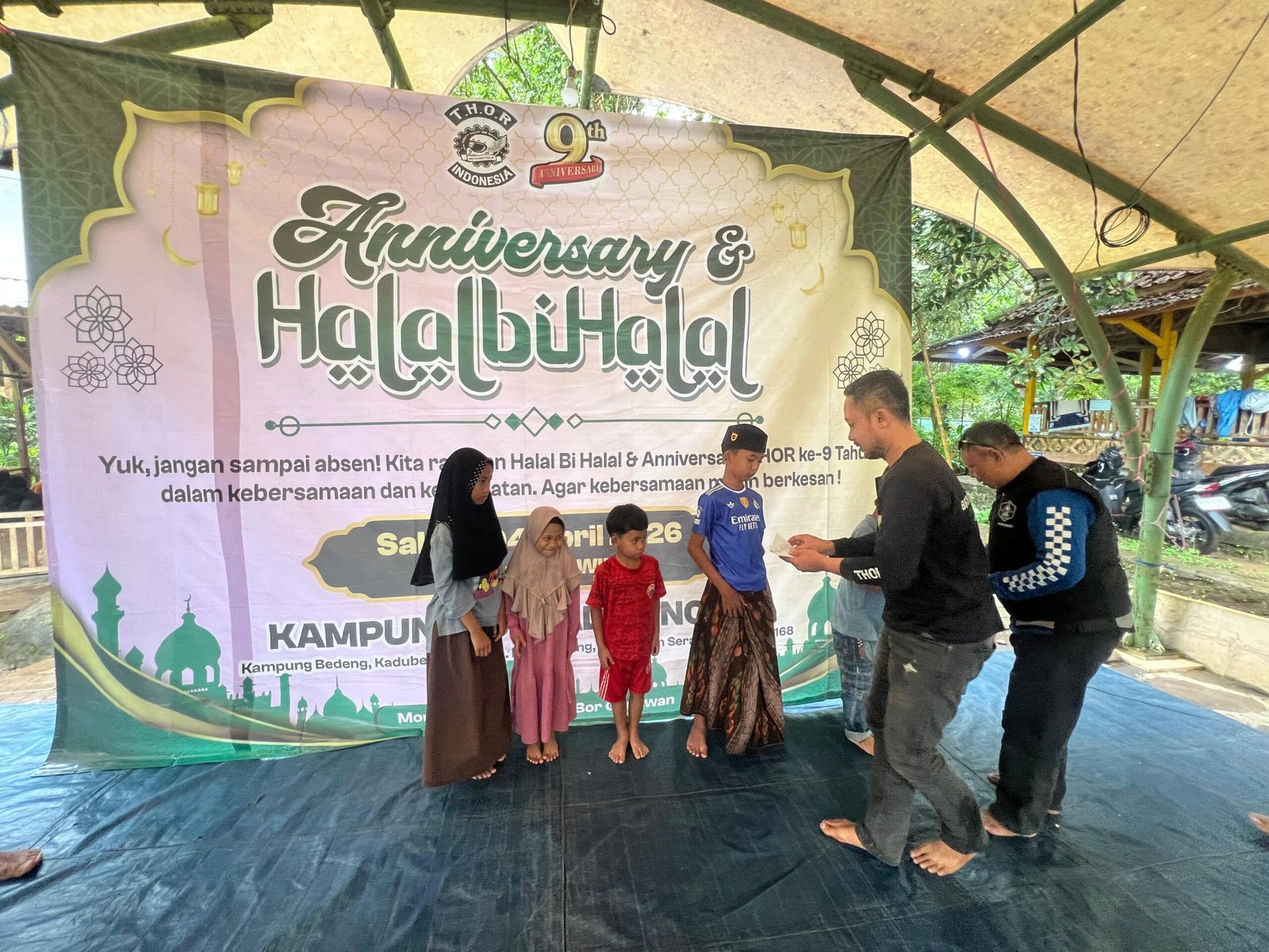 Seluruh anggota komunitas THOR JNE lintas chapter saat berfoto bersama anak-anak yatim dalam acara perayaan Anniversary ke-9 di Padarincang, Banten. - thewasedanews.com