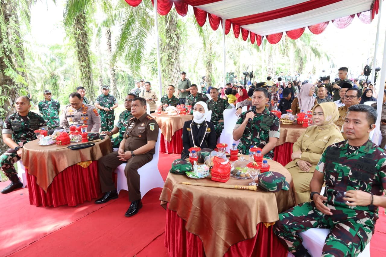 Pangdam I/Bukit Barisan Mayjen TNI Hendy Antariksa saat melakukan peletakan batu pertama pembangunan jembatan gantung di Desa Bela Rakyat, Langkat. - thewasasenews.com