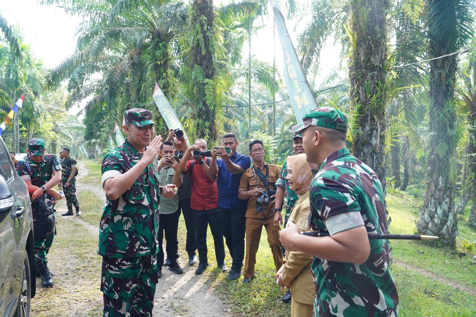 Pangdam I/Bukit Barisan Mayjen TNI Hendy Antariksa saat melakukan peletakan batu pertama pembangunan jembatan gantung di Desa Bela Rakyat, Langkat. - thewasesnews.com