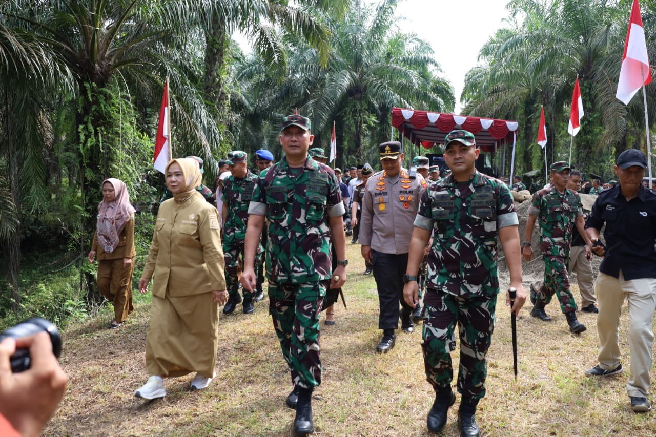 Pangdam I/Bukit Barisan Mayjen TNI Hendy Antariksa saat melakukan peletakan batu pertama pembangunan jembatan gantung di Desa Bela Rakyat, Langkat. - thewasesanews.com