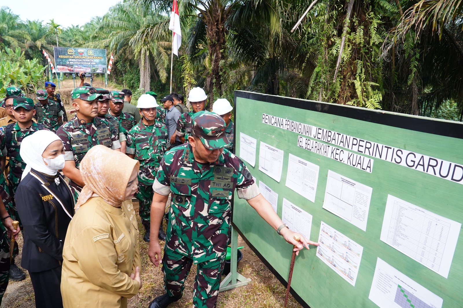 Pangdam I/Bukit Barisan Mayjen TNI Hendy Antariksa saat melakukan peletakan batu pertama pembangunan jembatan gantung di Desa Bela Rakyat, Langkat. - thewasesanews.com