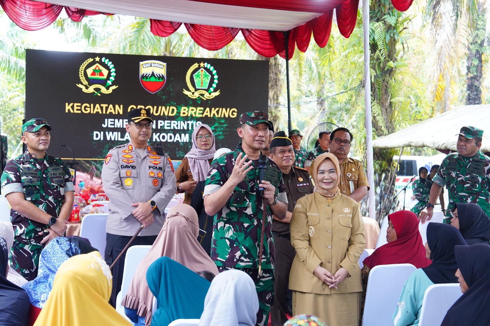 Pangdam I/Bukit Barisan Mayjen TNI Hendy Antariksa saat melakukan peletakan batu pertama pembangunan jembatan gantung di Desa Bela Rakyat, Langkat. - thewasesanews.com