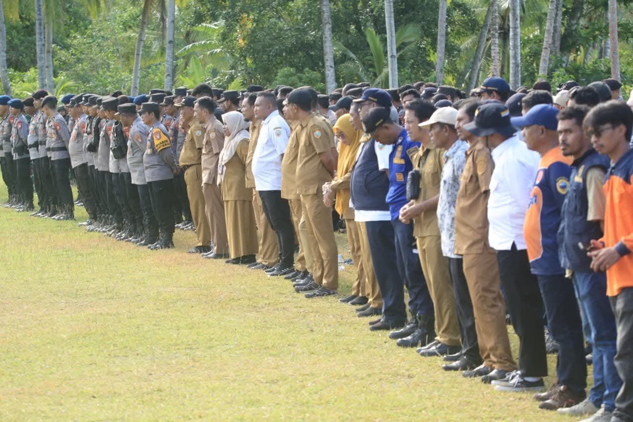 Bupati Halmahera Tengah Ikram Malan Sangadji memimpin apel gabungan dan kerja bakti bersama ASN serta TNI-Polri di Desa Sibenpopo pasca konflik. - thewasesanews.com