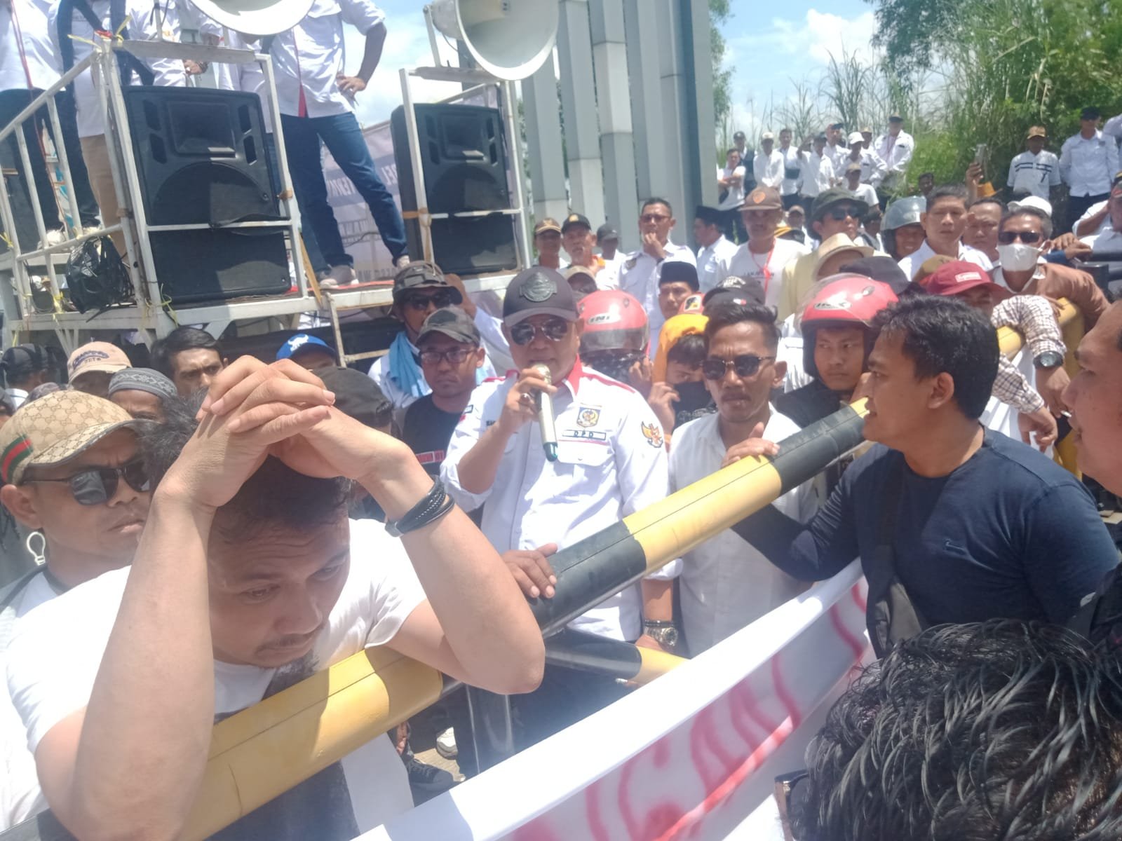 Puluhan ribu massa APDESI Jawa Barat memadati gerbang PT Pertiwi Lestari Karawang dalam aksi unjuk rasa menuntut keadilan bagi perangkat desa.- thewasedaness.com