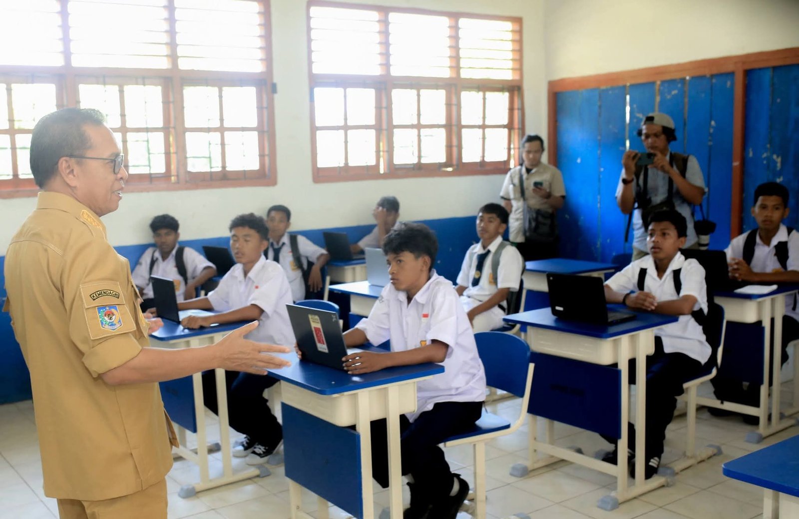 Bupati Halmahera Tengah Ikram Malan Sangadji saat memberikan motivasi dan pemulihan psikologis kepada siswa SMP Negeri 6 Banemo pasca konflik. - thewasesanews.com