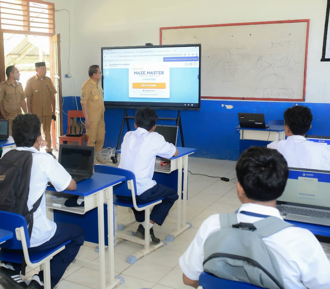 Bupati Halmahera Tengah Ikram Malan Sangadji saat memberikan motivasi dan pemulihan psikologis kepada siswa SMP Negeri 6 Banemo pasca konflik. - thewasesanews.com